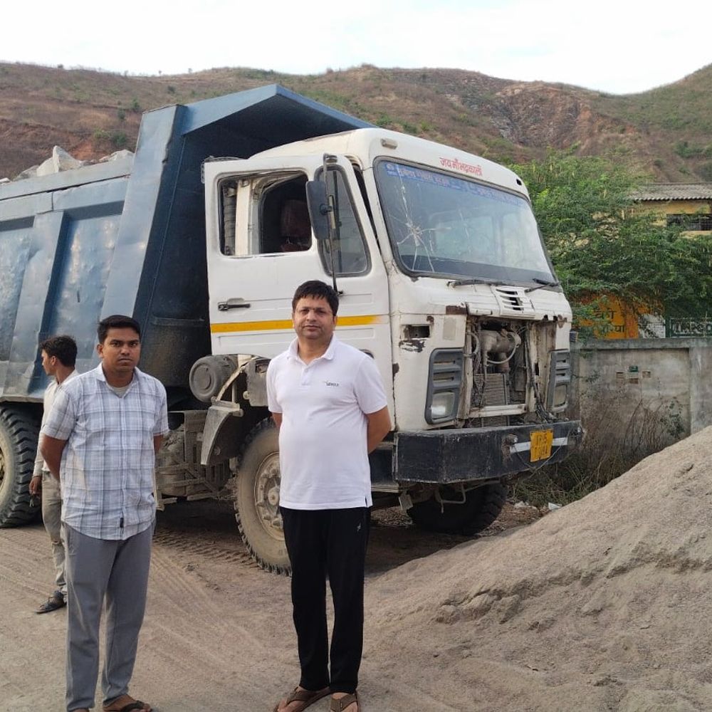 चित्रकूट में ओवरलोड वाहनों पर कार्रवाई:एसडीएम के नेतृत्व में 4 ट्रक सीज, अवैध खनन पर शिकंजा