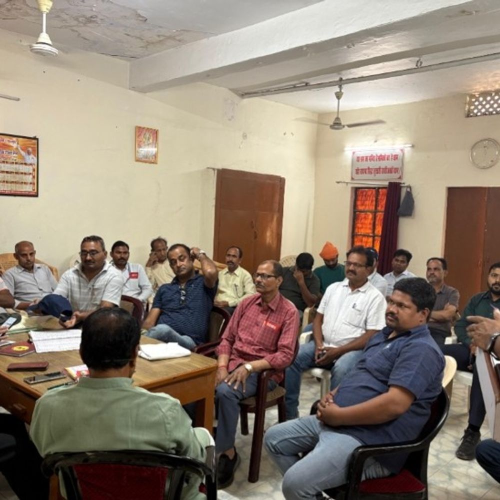 नॉर्दर्न रेलवे मेंस यूनियन ने सुल्तानपुर में की बैठक:मजदूर दिवस पर रेल नीतियों के खिलाफ एकजुट होने का आह्वान