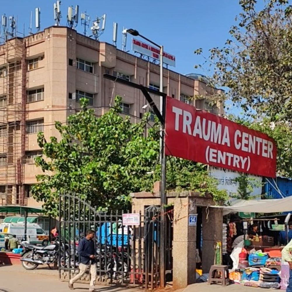 KGMU ट्रॉमा सेंटर में मरीज की मौत पर बवाल:वेंटिलेटर पर शिफ्ट करने की तैयारी के बीच थमी सांसें, परिजनों ने लगाया लापरवाही का आरोप