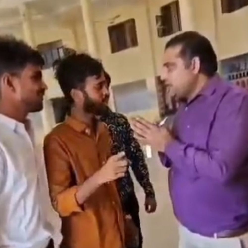 KMC भाषा विश्वविद्यालय में बैग जमा करने को लेकर हंगामा..VIDEO:सेमेस्टर एग्जाम देने पहुंचे स्टूडेंट्स ने किया बवाल, वसूली का लगाया आरोप