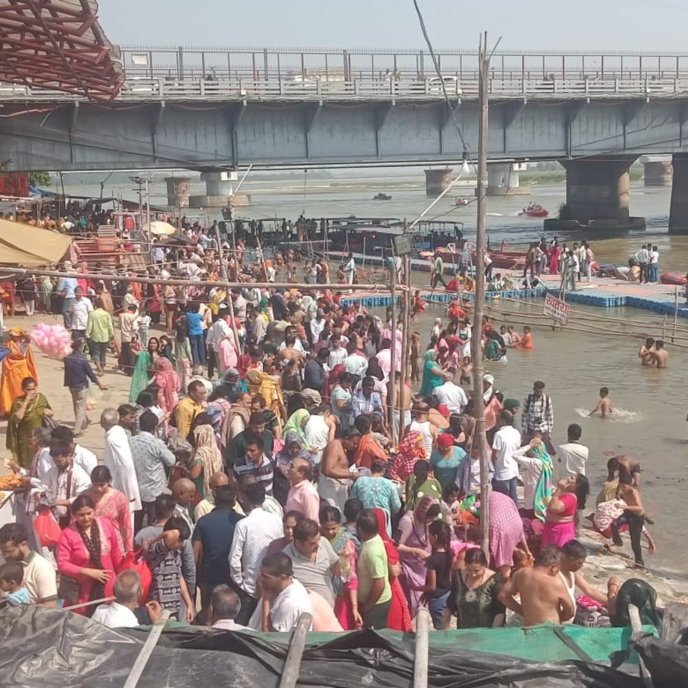 बुद्ध पूर्णिमा पर गंगा घाटों पर उमड़ी श्रद्धालुओं की भीड़:अमरोहा में हजारों ने लगाई आस्था की डुबकी, हर हर गंगे के जयकारों से गूंजे घाट