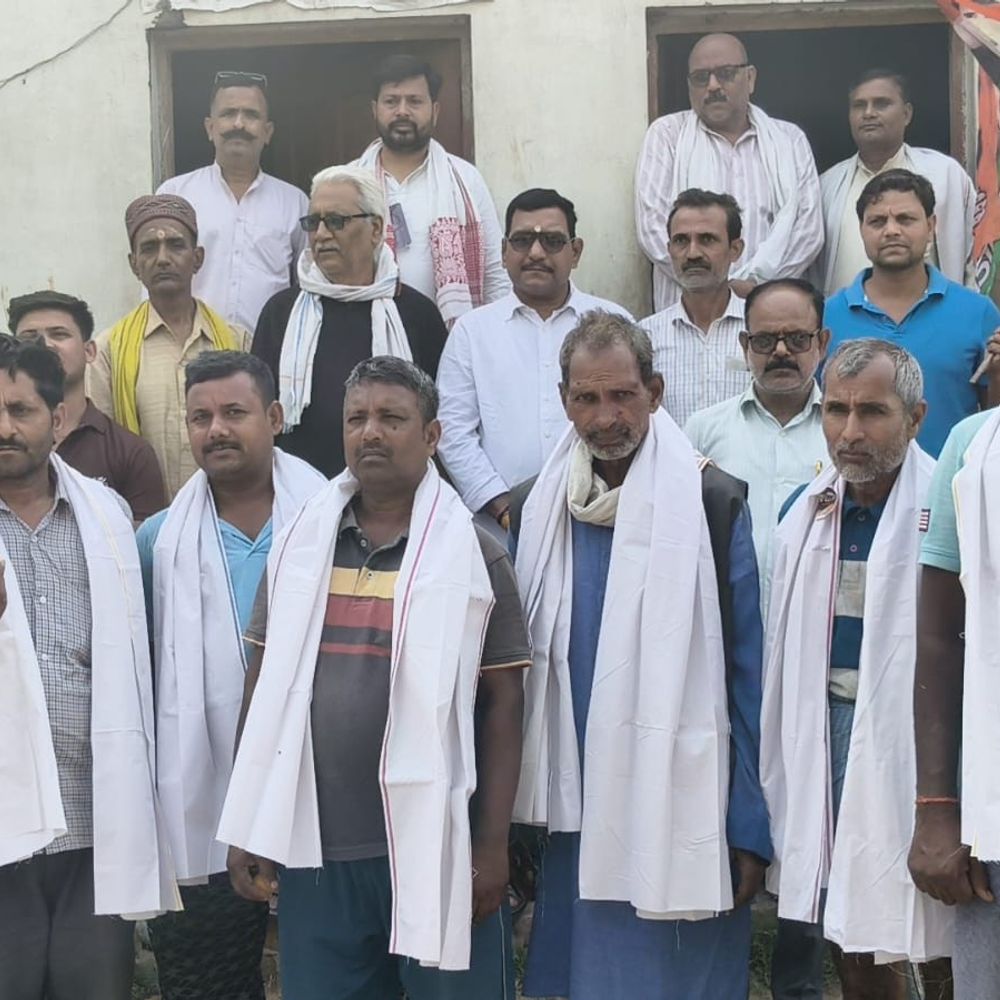 भदोही में कांग्रेस ने मजदूर दिवस पर किया सम्मान:जिला अध्यक्ष ने मजदूरों को बताया अर्थव्यवस्था की रीढ़