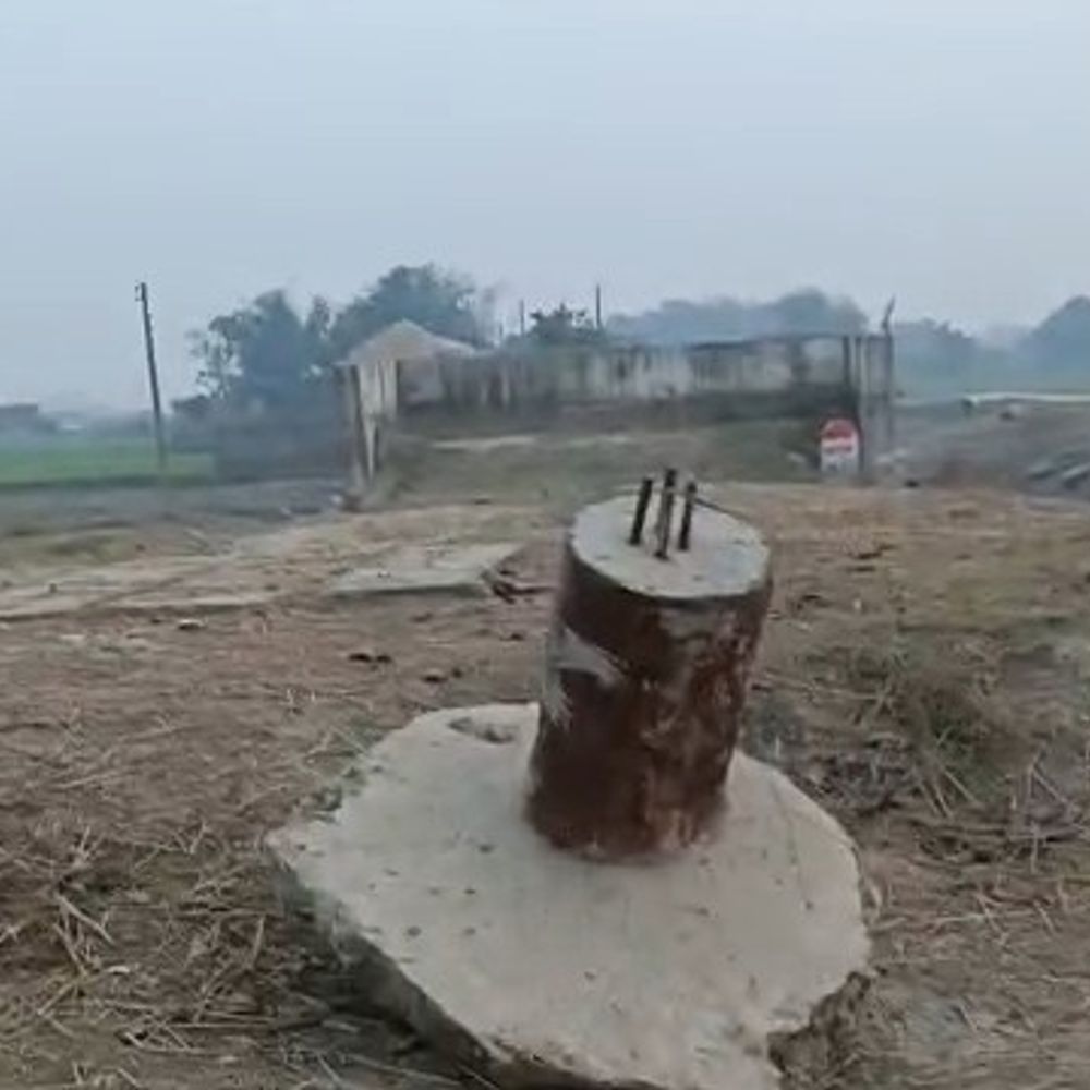 'बरसात में पानी भरने से मुख्यालय से संपर्क टूट जाता':अररिया में पुल निर्माण अधूरा, स्कूली बच्चों; बीमार और किसानों को होती परेशानी