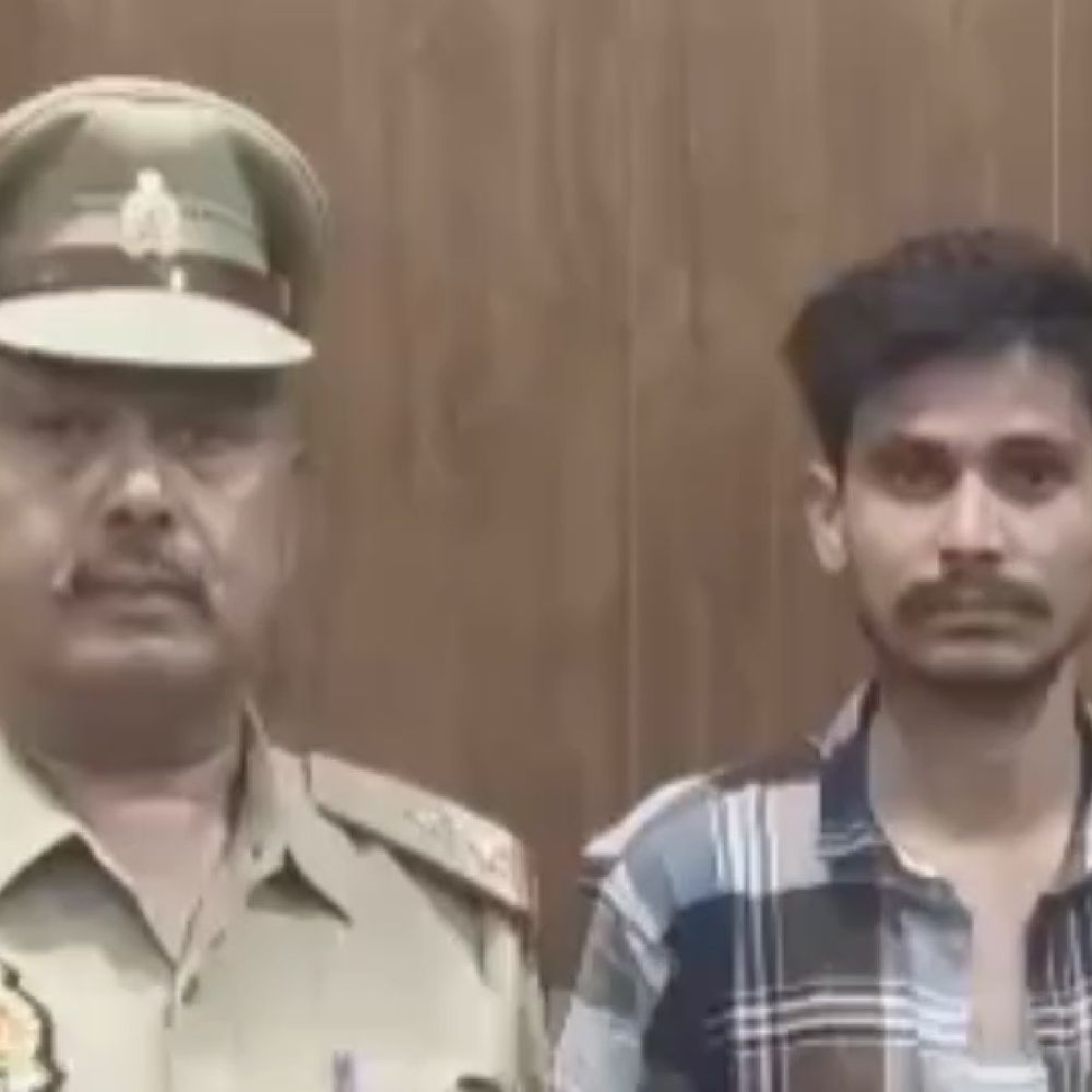 सिगरेट के पैसे मांगने पर दुकानदार पर चाकू से हमला:देवरिया में आरोपी गिरफ्तार, आर्म्स एक्ट की धारा भी बढ़ी
