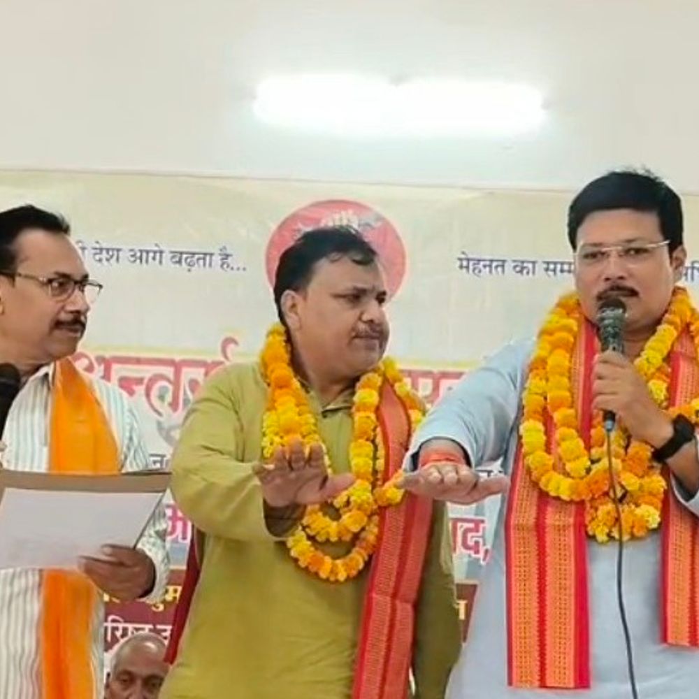 बलिया में राज्य कर्मचारी संयुक्त परिषद कार्यकारिणी का विस्तार:मजदूर दिवस पर नए पदाधिकारियों ने ली शपथ, सेवानिवृत्त हुए सम्मानित