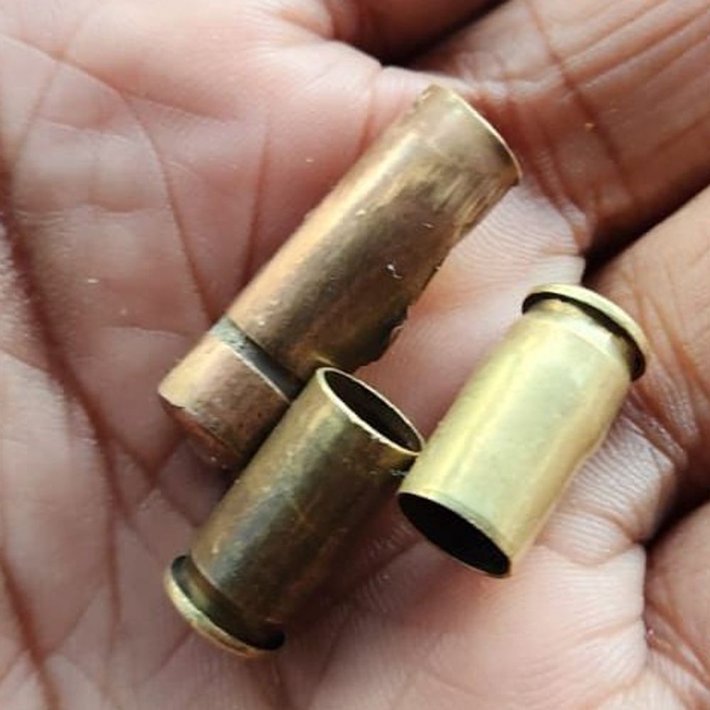 मेरठ में हॉस्पिटल संचालक के घर ताबड़तोड़ फायरिंग:बाइक सवार बदमाशों ने की वारदात, CCTV में कैद
