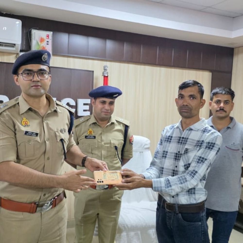 फिरोजाबाद पुलिस ने 106 गुम मोबाइल फोन बरामद किए:₹19 लाख कीमत के फोन, मालिकों को लौटाए गए