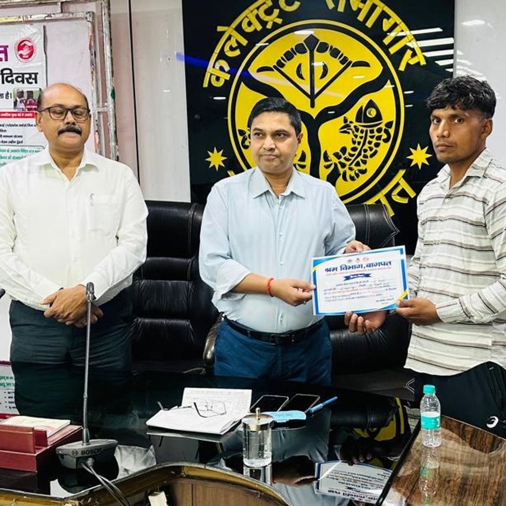 बागपत में मजदूर दिवस पर श्रमिकों को मिला हितलाभ:कलेक्ट्रेट सभागार में आयोजित कार्यक्रम में 150 श्रमिक हुए शामिल