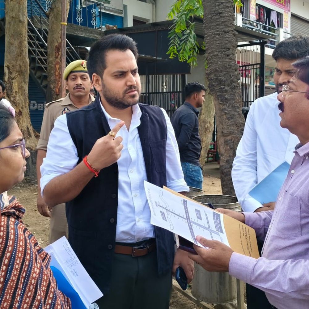 सोनभद्र डीएम ने विकास कार्यों का किया निरीक्षण:गुणवत्ता व समयबद्धता पर दिया जोर, आधिकारियों को दिए निर्देश