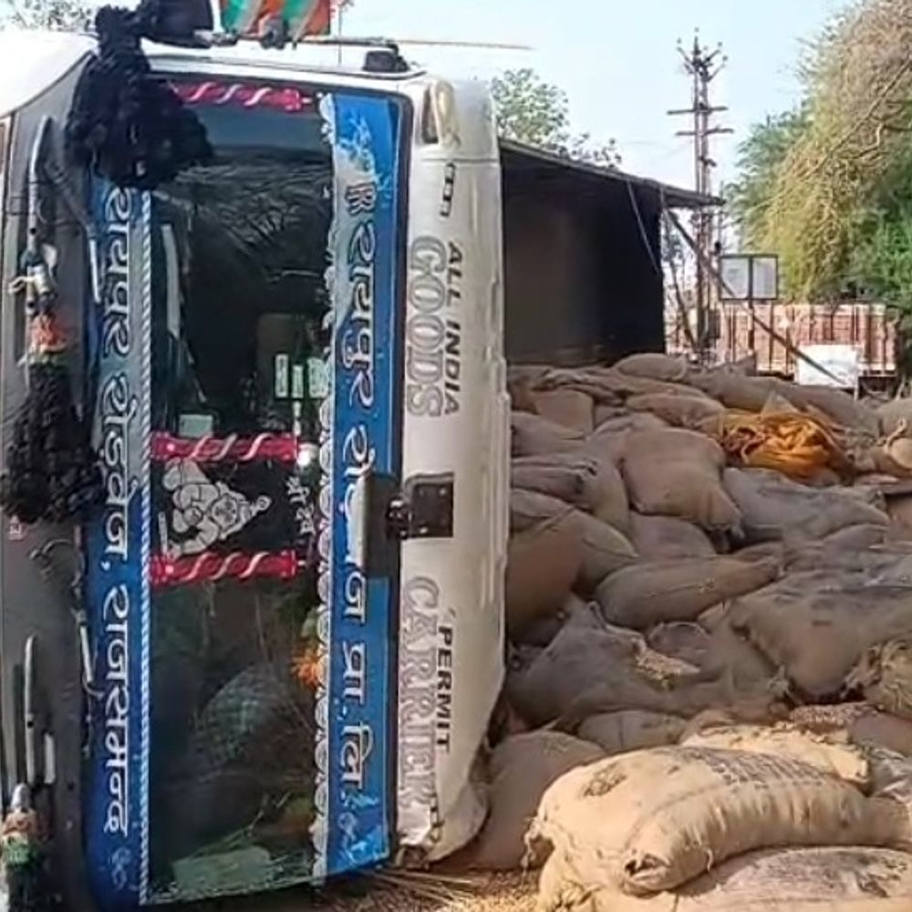 सीहोर में मक्के से भरा ट्रक पलटा:थाने के सामने हादसा, ड्राइवर को नींद की झपकी आई, क्रेन से हटाया वाहन