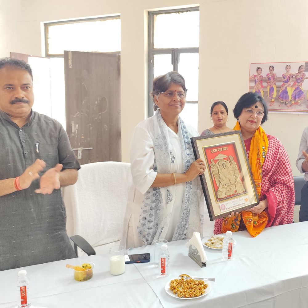 पूर्वांचल विश्वविद्यालय में गुजरात दिवस पर सांस्कृतिक कार्यक्रम:जौनपुर में छात्राओं ने गरबा-डांडिया से दिया एकता का संदेश