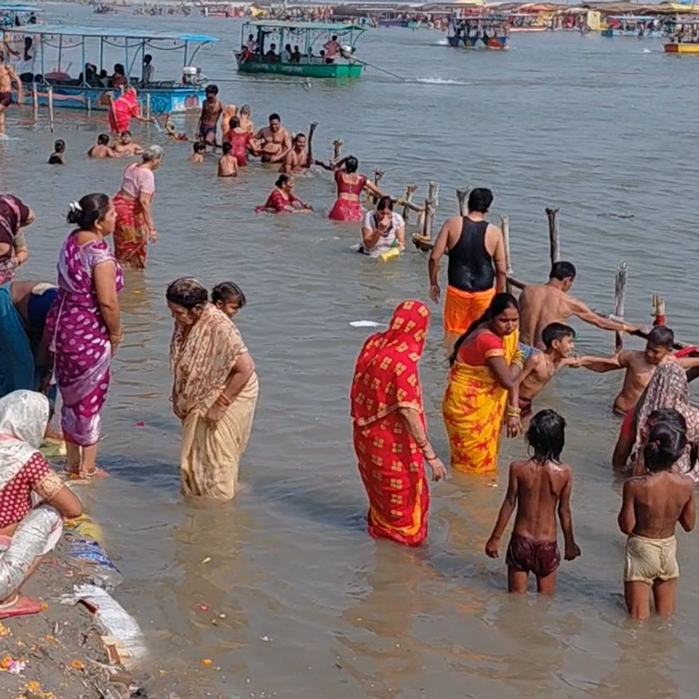 बुद्ध पूर्णिमा पर हजारों श्रद्धालुओं ने गंगा में लगाई डुबकी:फर्रुखाबाद में सुबह चार बजे से ही घाटों पर पहुंचने लगे लोग, सुरक्षा के कड़े इंतजाम रहे