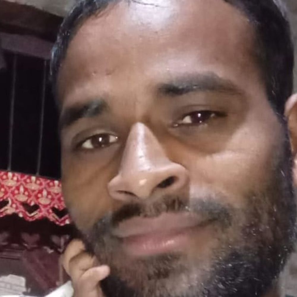 ट्रक की टक्कर से परिवार के तीन सदस्यों की मौत:शादी समारोह में जा रहे थे दंपति, 4 महीने की बेटी की भी गई जान
