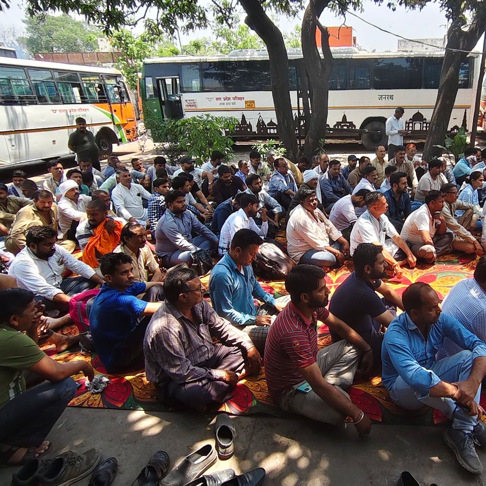 रोडवेज कर्मचारियों का प्रदर्शन, अवैध बस संचालन का विरोध:निजीकरण के खिलाफ उठाई आवाज, समाधान न होने पर बड़े आंदोलन की चेतावनी दी
