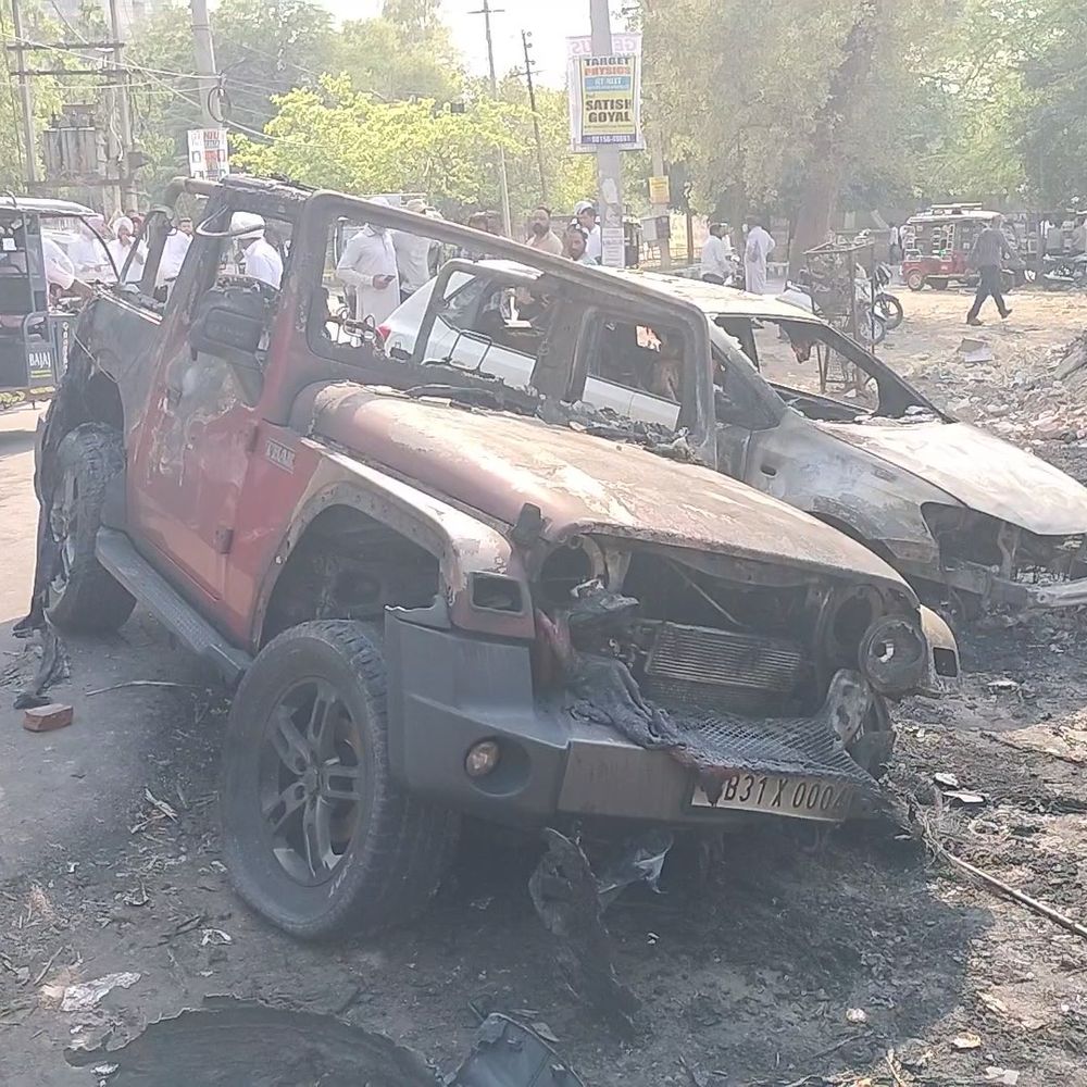 बठिंडा में DIG आवास के पास कार में लगी आग:  वकीलों ने पार्किंग और कूड़े को लेकर प्रशासन के खिलाफ जताया रोष – Bathinda News