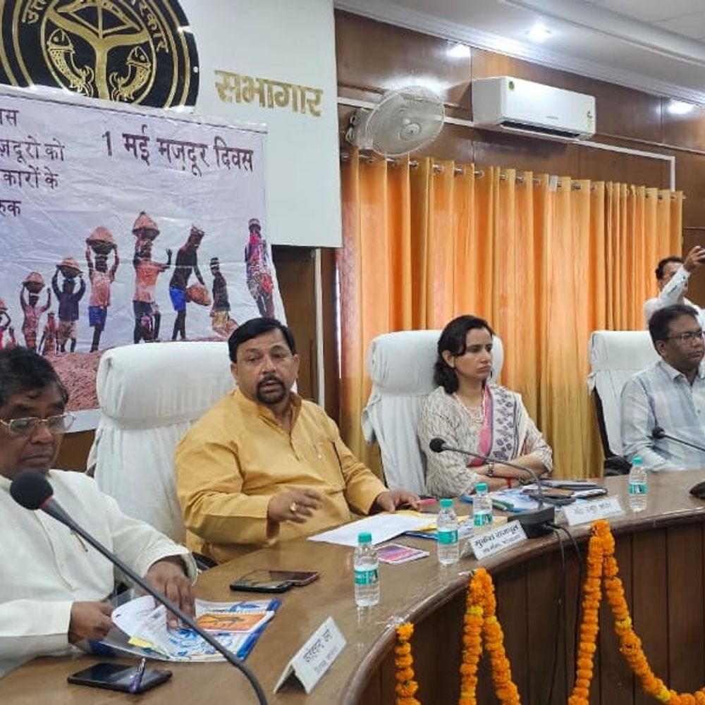 फर्रुखाबाद में अंतर्राष्ट्रीय मजदूर दिवस पर कार्यक्रम आयोजित:सांसद बोले- श्रमिक देश की अर्थव्यवस्था की रीढ़, जागरूकता गोष्ठी का हुआ आयोजन