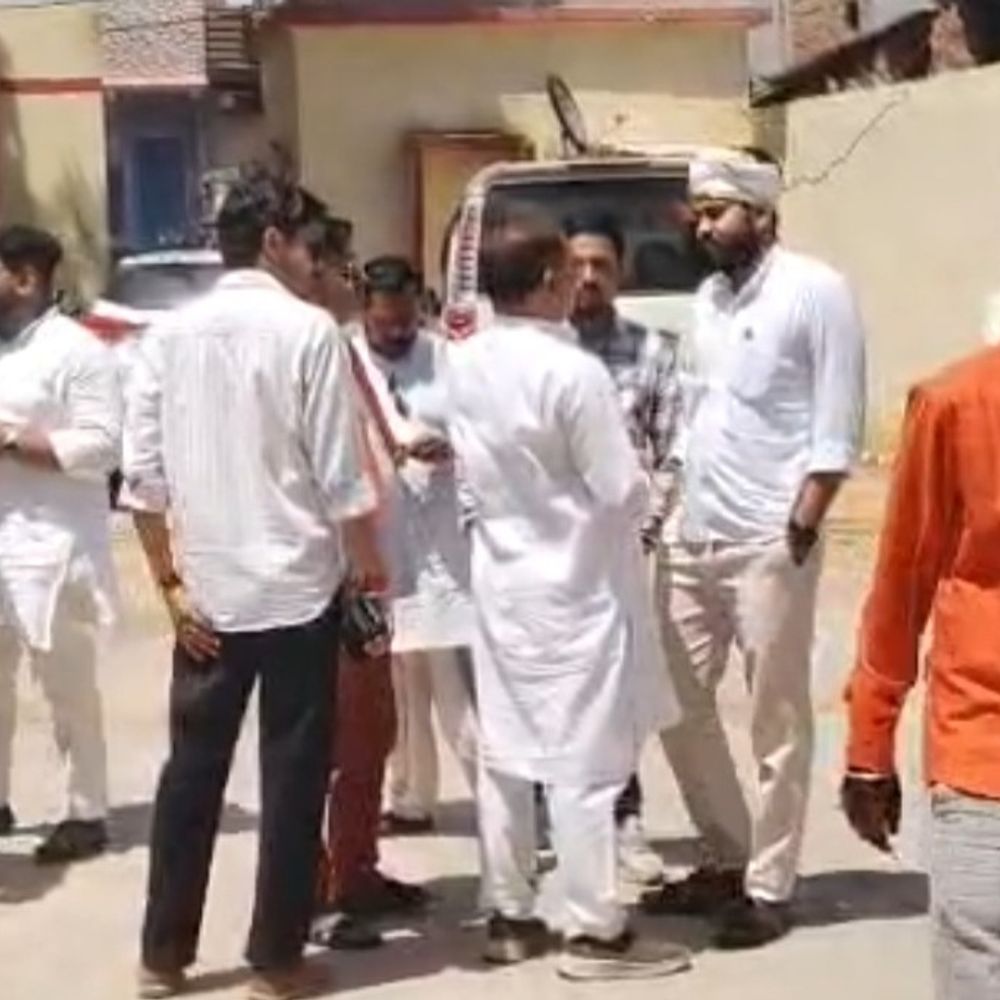 विश्व हिंदू परिषद ने कर्वी कोतवाली में दिया प्रार्थना:चित्रकूट में हिंदू प्रतीकों और धीरेंद्र शास्त्री के अपमान पर कार्रवाई की मांग