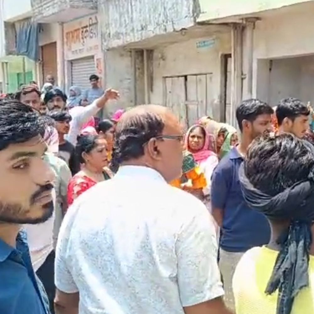 कासगंज में 25 वर्षीय युवक ने की आत्महत्या:पत्नी से विवाद, घर में फंदे से लटका मिला शव, 10 महीने पहले हुई थी शादी