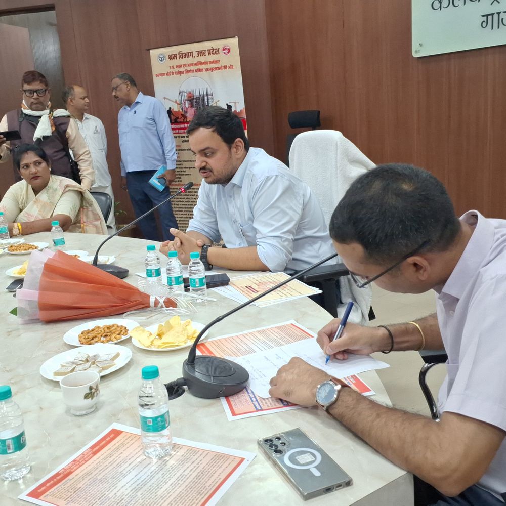 गाजीपुर में 780 श्रमिकों को मिलेगा 3.15 करोड़ का लाभ:डीएम ने पंजीकरण बढ़ाने के निर्देश दिए, जनसंख्या के अनुपात में संख्या कम