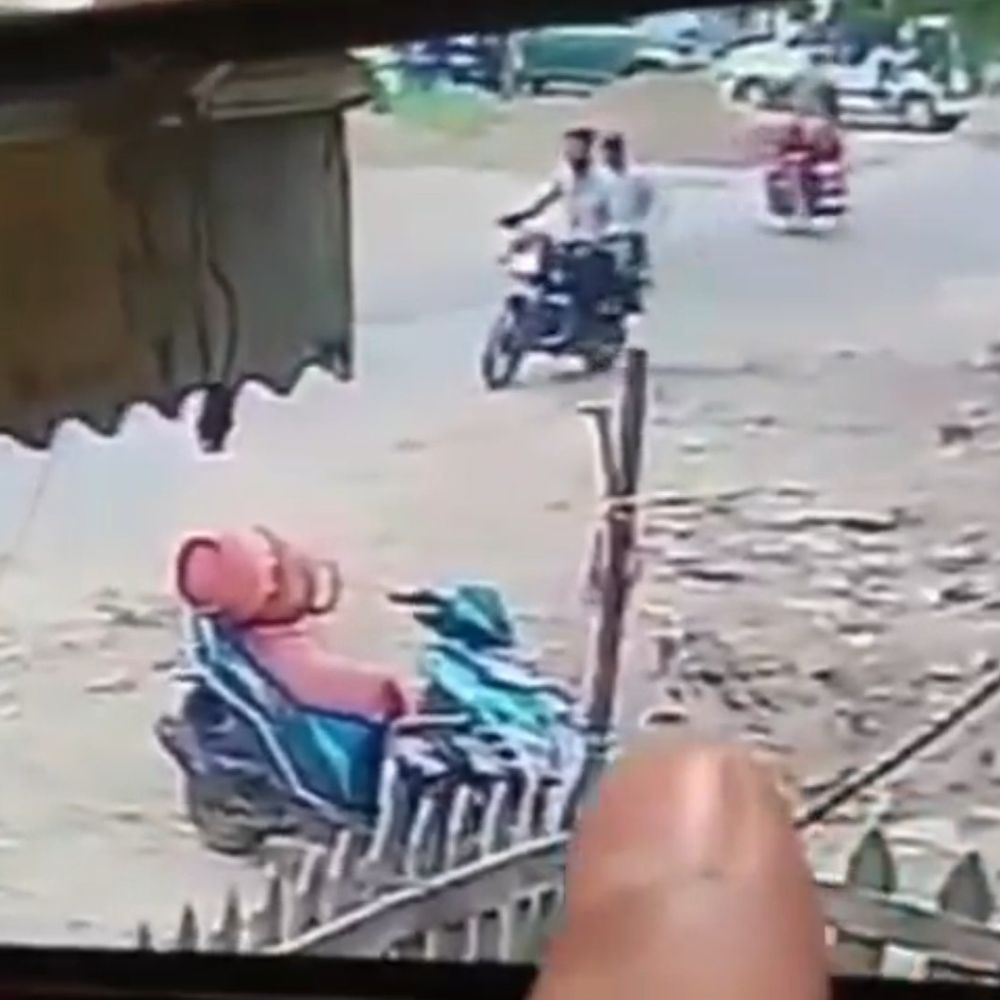 प्रयागराज में दिनदहाड़े गैस सिलेंडर चोरी:स्कूटी के पास रखा सिलेंडर लेकर भागे बदमाश, CCTV में कैद हुई वारदात