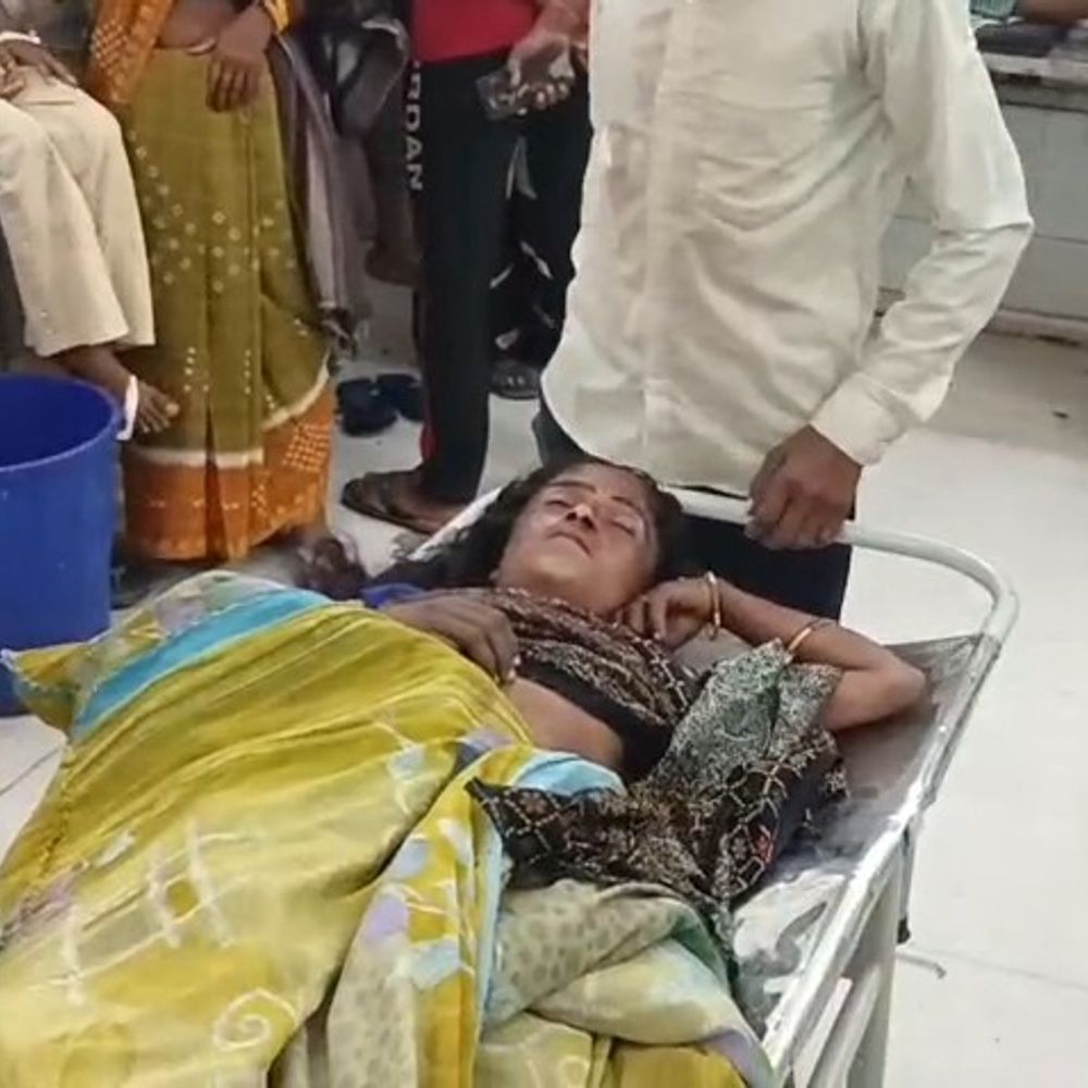 सीतापुर में छत से गिरकर महिला की मौत:छत पर तेज आंधी में टीन संभालते वक्त हुआ हादसा