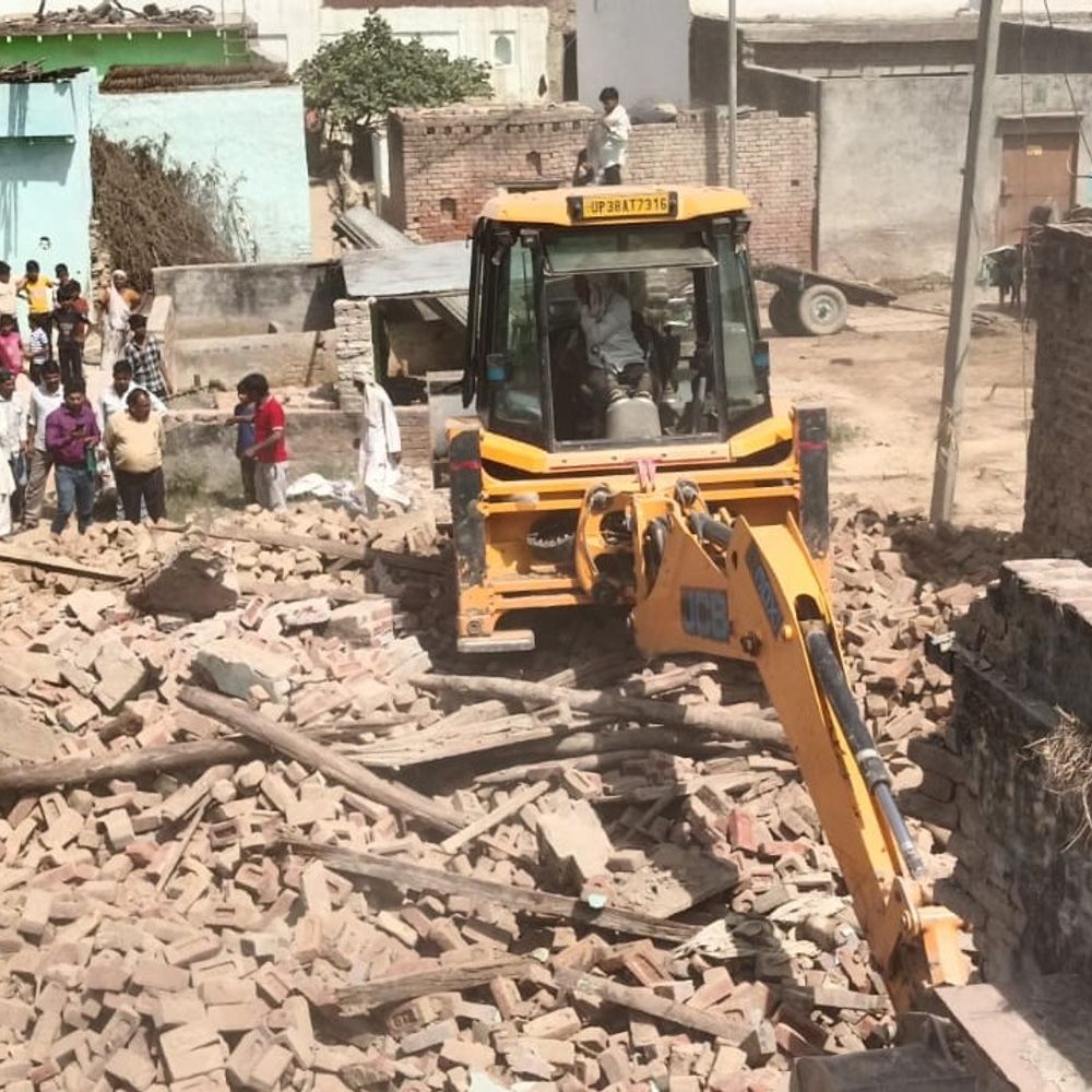 प्राचीन किले में अवैध कब्जाधारियों ने तोड़े मकान:ढाई बीघा भूमि पर 32 लोगों का कब्जा, प्रशासन का तीन दिन का अल्टीमेटम