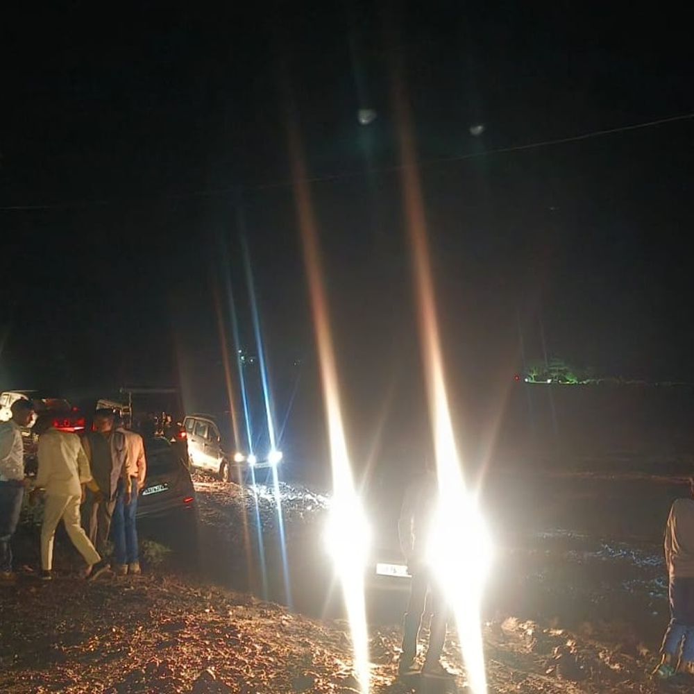 पीलीभीत में PWD की लापरवाही से फंसी बस:निर्माणाधीन पुलिया के वैकल्पिक मार्ग पर बारातियों की बस दलदल में धंसी