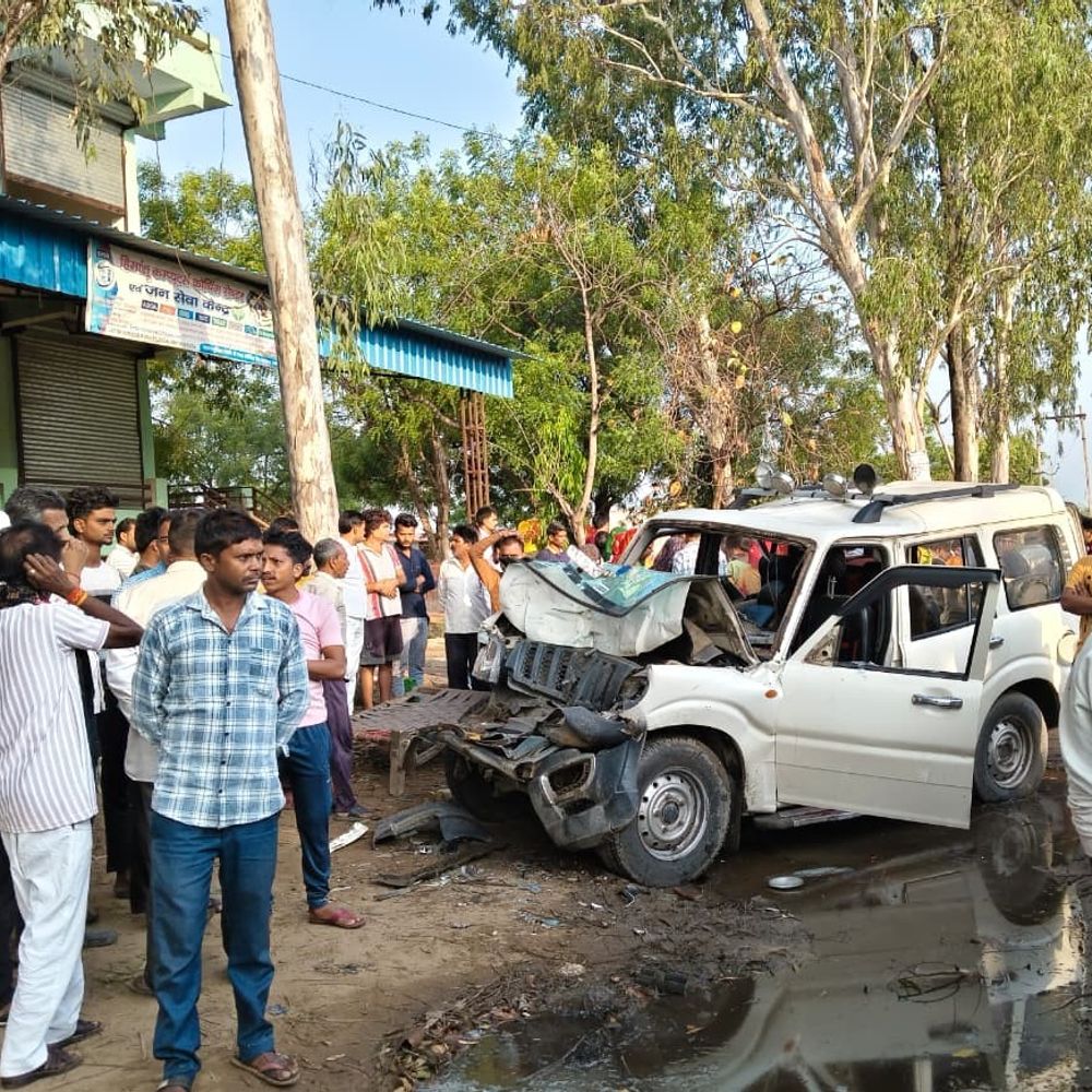 खड़ी सीज बस से टकराई स्कॉर्पियो, दो की मौत:कन्नौज में बारात से लौटते वक्त हादसा, पुलिस चौकी के बाहर टक्कर