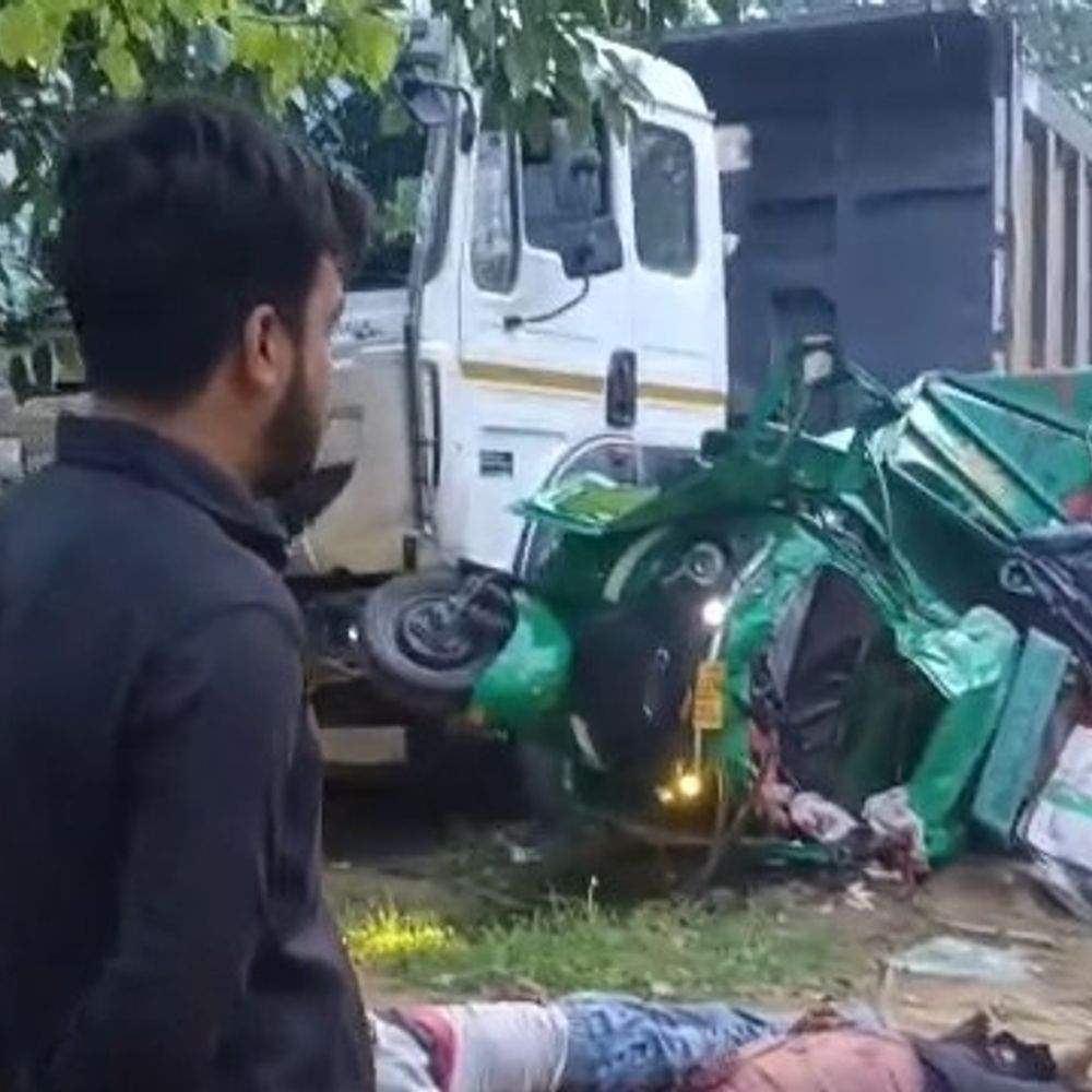 अमरोहा में ऑटो-डंपर की टक्कर, चालक समेत दो की मौत:मेरठ मंडी से लौटते समय हुआ हादसा, अंगूर उतारकर लौट रहे थे