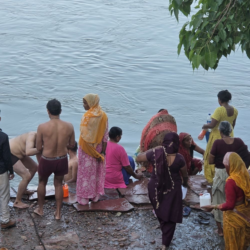 संभल में बुद्ध पूर्णिमा पर हजारों श्रद्धालुओं ने गंगास्नान किया:गौतम बुद्ध के जन्म-परिनिर्वाण पुण्य का दिन, घाटों पर सुरक्षा
