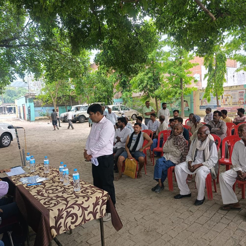 मऊ में राजस्व वादों में देरी पर डीएम नाराज:अब कार्य प्रदर्शन पर कानूनगो-लेखपालों की एसीआर, होगी कार्रवाई