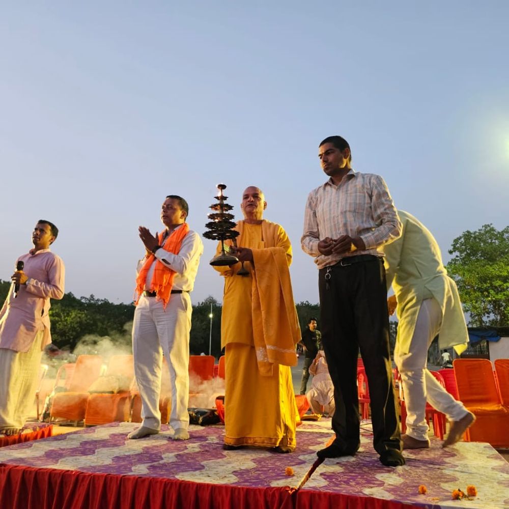 लखनऊ में बुद्ध पूर्णिमा पर गोमती महाआरती:झूलेलाल वाटिका तट पर हजारों श्रद्धालुओं ने की आराधना