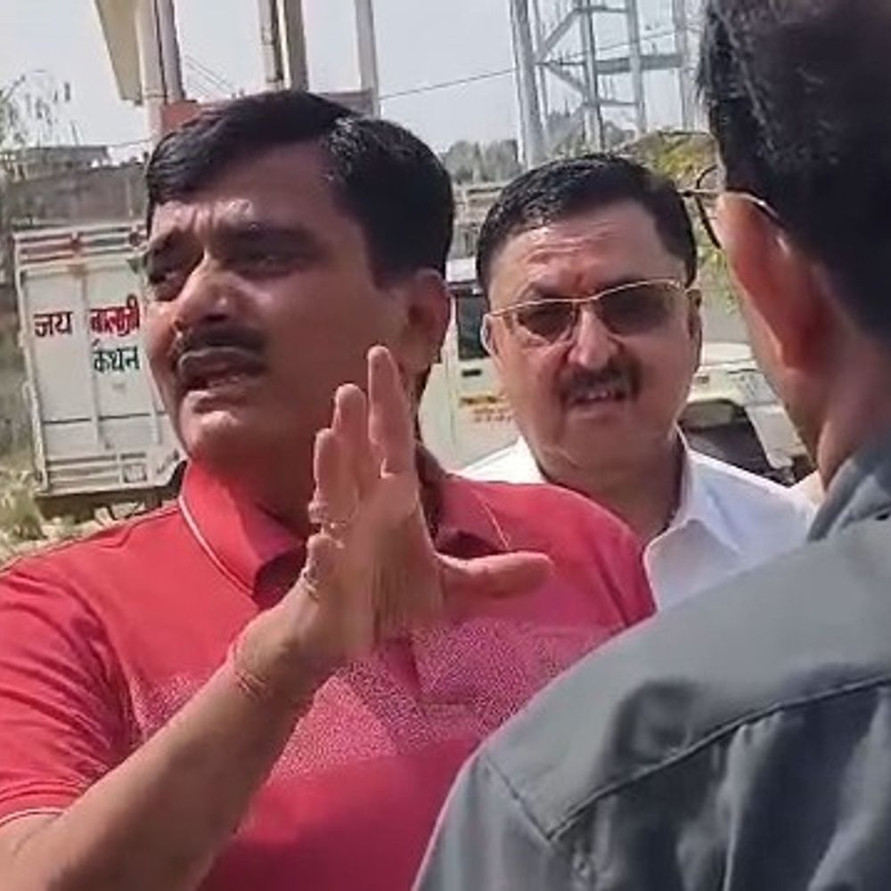 उन्नाव मंडी में शौचालय बंद मिला, डायरेक्टर नाराज VIDEO:इंद्र विक्रम सिंह ने अधिकारियों को लगाई फटकार, सुधार के निर्देश