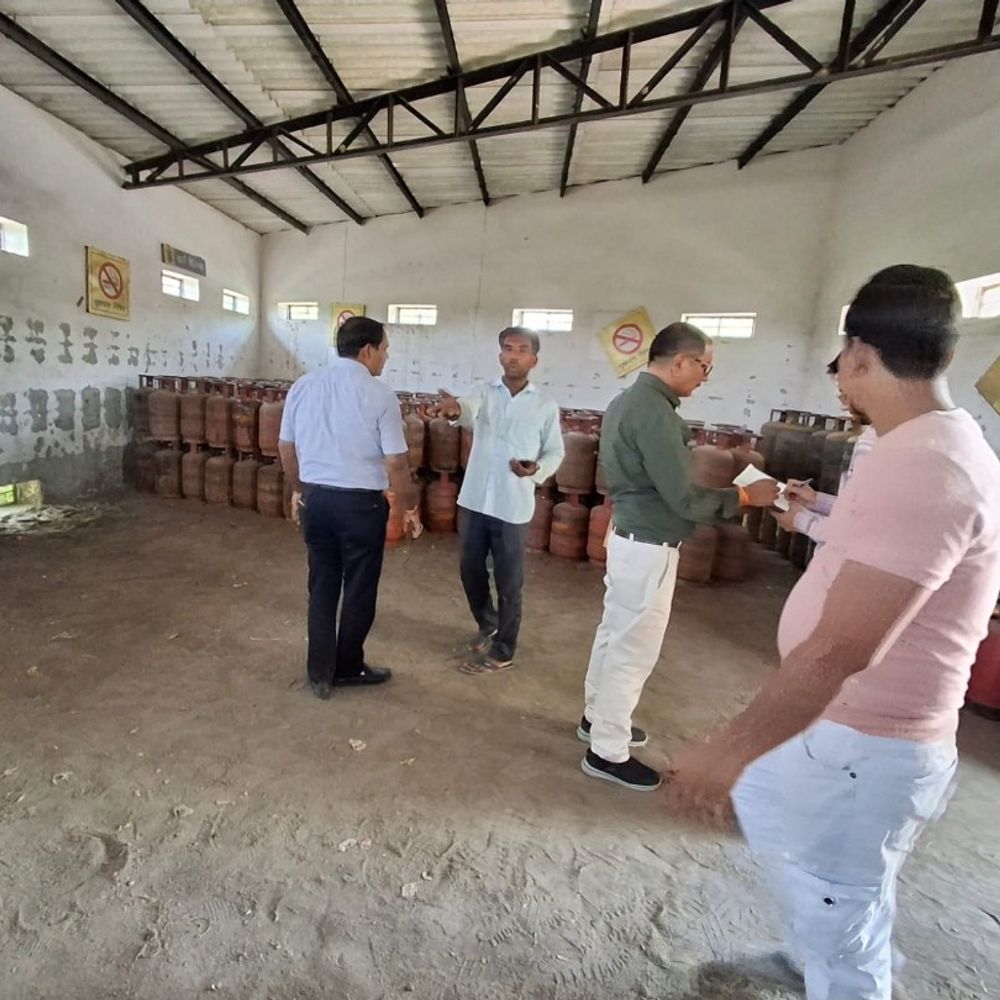 बुलंदशहर गैस एजेंसी में भारी अनियमितताएं मिलीं:खाद्य अधिकारी और पूर्ति निरीक्षक की जांच में खुलासा, कालाबाजारी की पुष्टि
