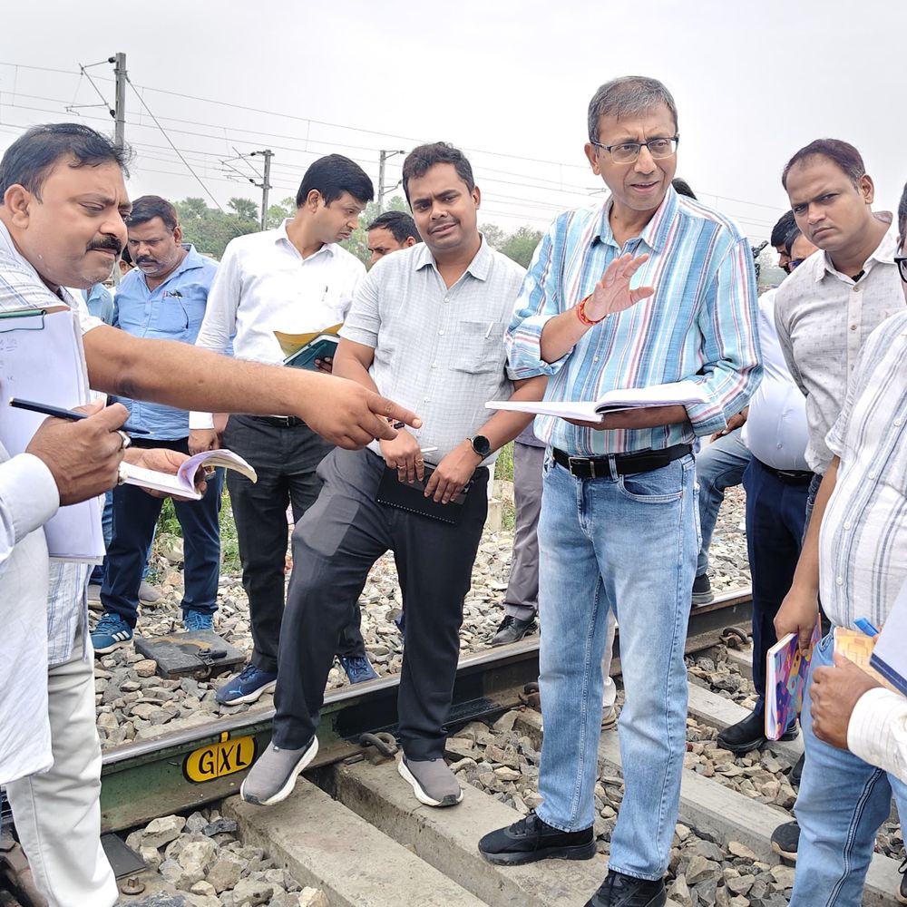 DRM ने फेफना, चितबड़ागांव स्टेशन के हालात देखे:बलिया में यात्री सुविधाओं और संरक्षा व्यवस्थाओं की समीक्षा कर सुधार के निर्देश दिए