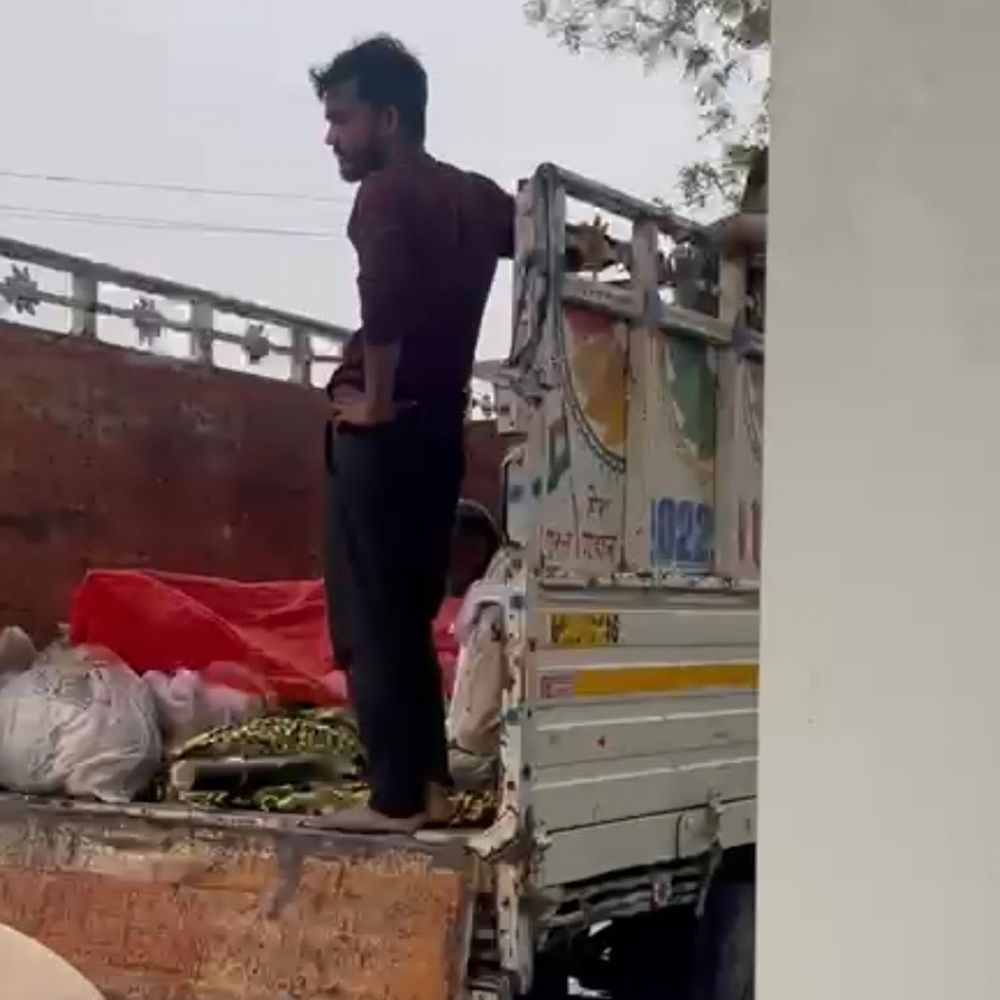 शव वाहन को नहीं मिला डीजल:महराजगंज में 2 घंटे लाइन में खड़ा रहा, परिजन बोले- मुर्दों को भी लाइन में लगना पड़ रहा