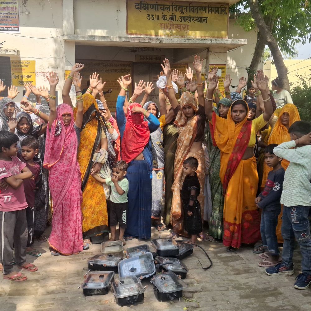 फिरोजाबाद में महिलाओं ने प्रीपेड मीटर उखाड़कर विरोध जताया:पचोखरा फीडर पर बिजली विभाग के खिलाफ की नारेबाजी, पुराने मीटर की मांग