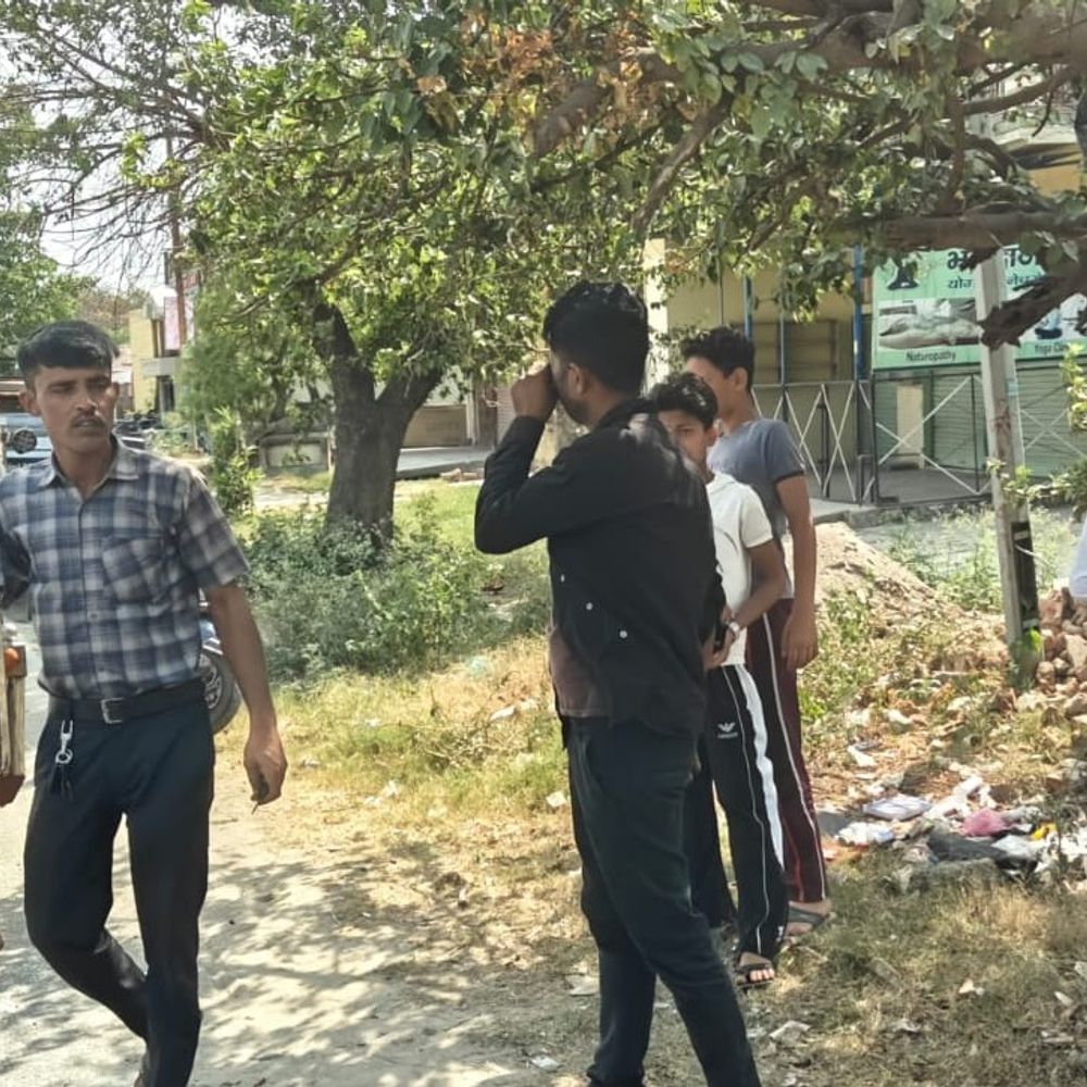 महिला को परेशान करने वाले युवक की पिटाई:बिजनौर रेलवे स्टेशन के पास परिजनों ने पीटा, युवक ने मांगी माफी