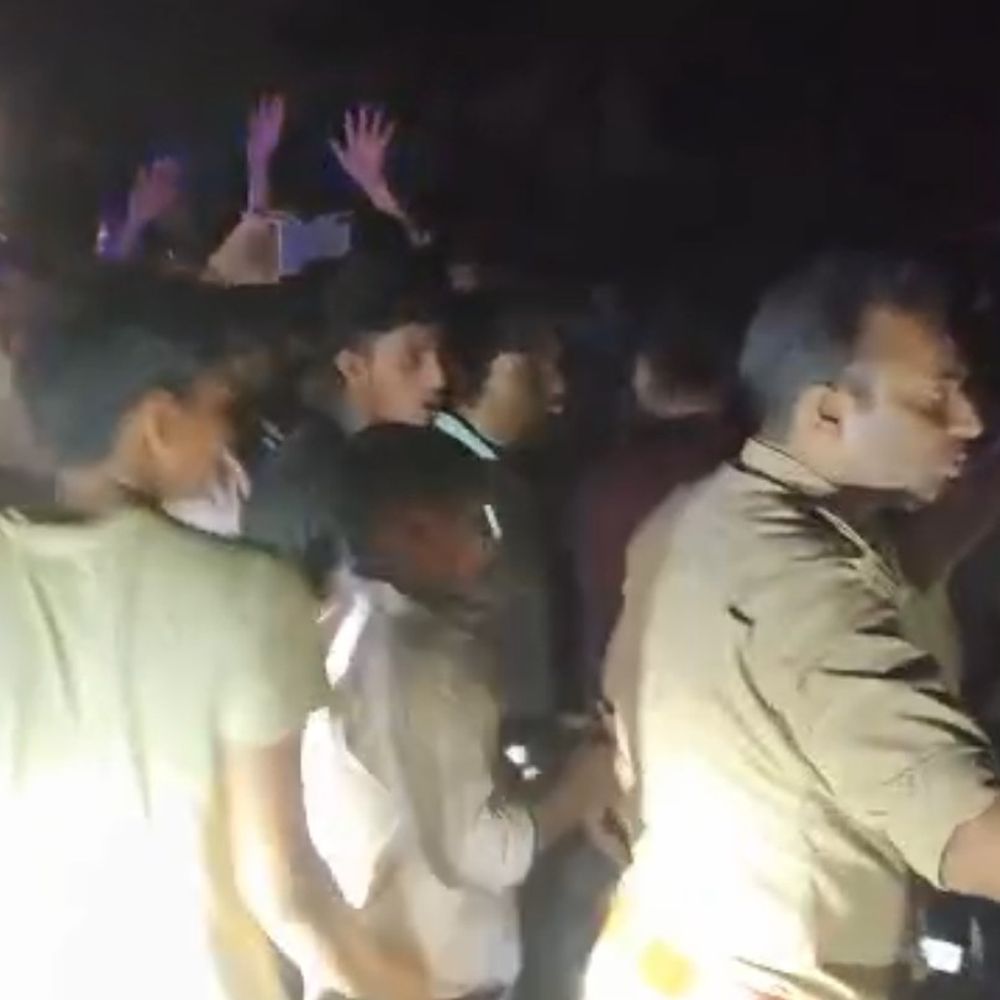 हाथरस में बिजलीघर का घेराव:तीन दिन से बिजली न मिलने पर ग्रामीणों ने किया हंगामा