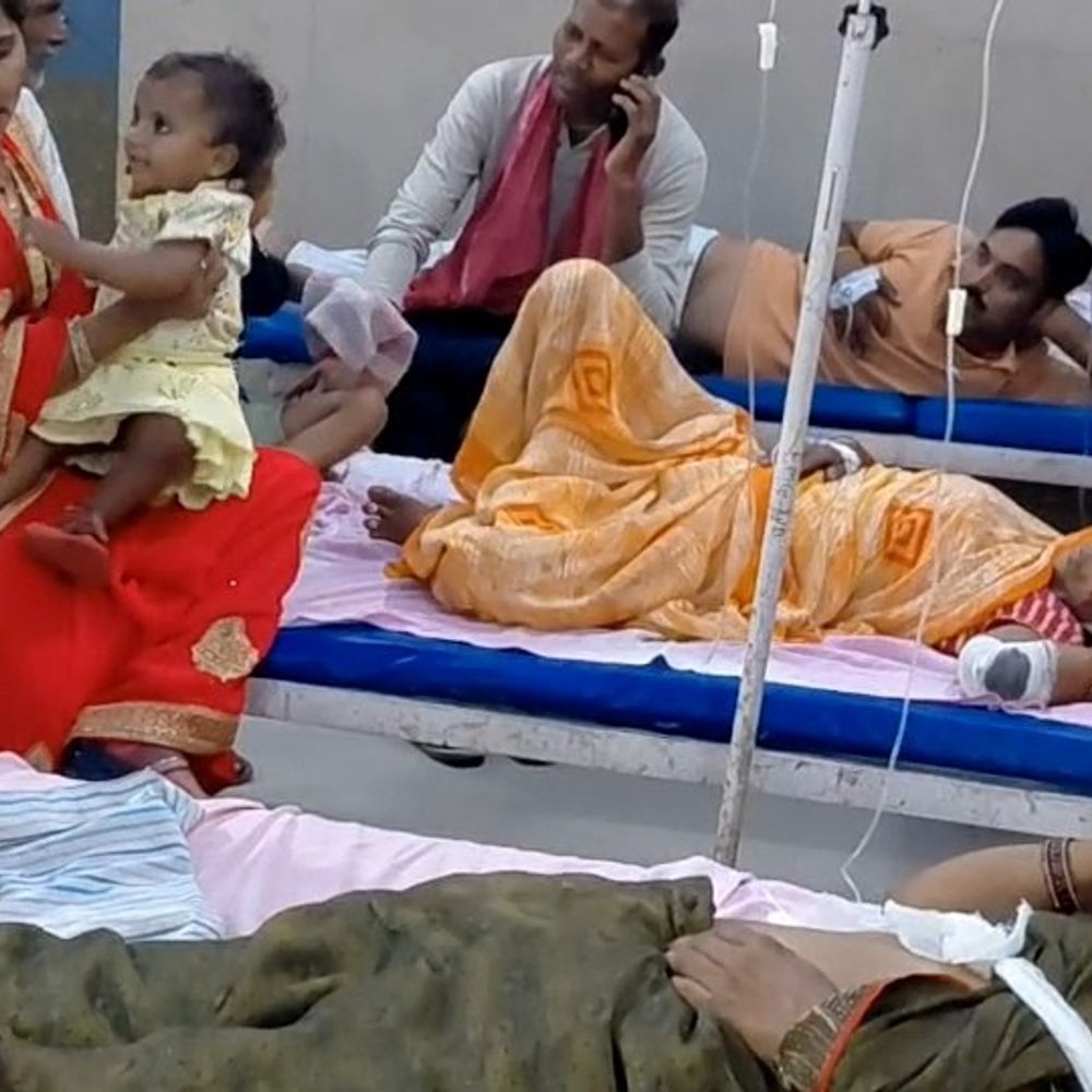 फर्रुखाबाद आ रही निजी बस पलटी, 11 यात्री घायल:रघुनाथपुर के पास बस हादसा, लोहिया अस्पताल में भर्ती