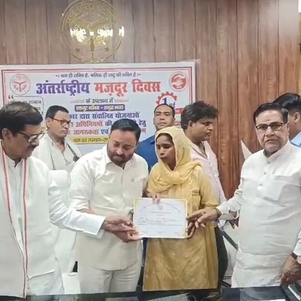 मंत्री अनिल कुमार ने श्रमिकों को दिए प्रशस्ति पत्र:मुजफ्फरनगर में मजदूर दिवस पर विकास भवन में योजनाओं की जानकारी