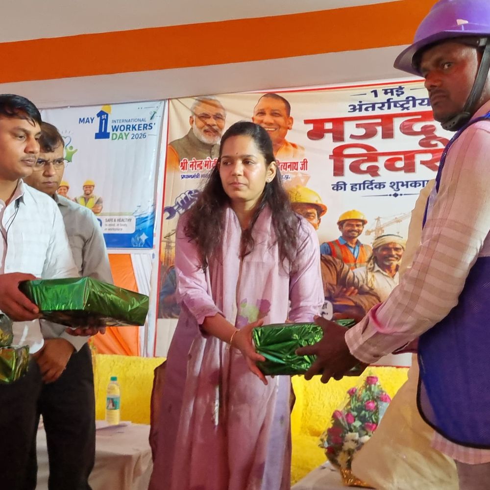 श्रावस्ती में अंतर्राष्ट्रीय श्रमिक दिवस पर नाविकों को लाइफ जैकेट:श्रमिकों को मिली योजनाओं की सौगात, बालश्रम मुक्ति का संकल्प