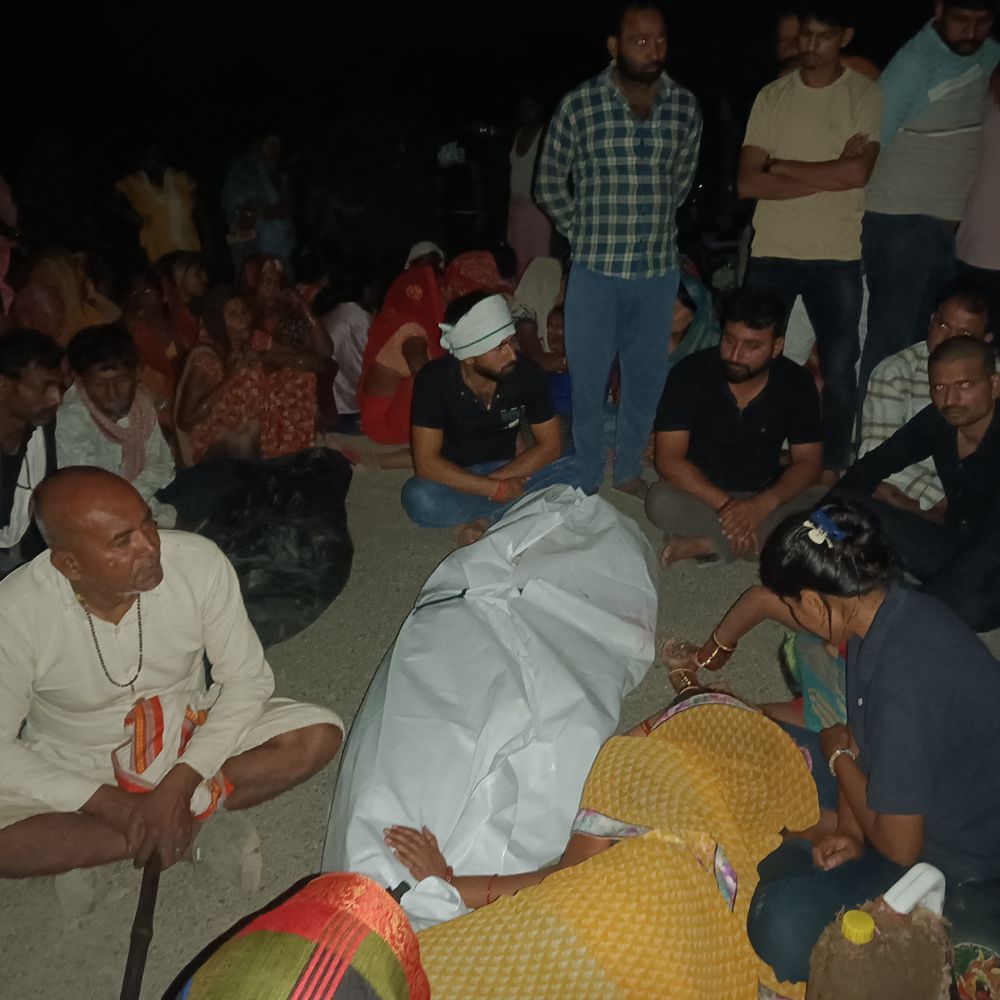 फतेहपुर में डंपर-बाइक की टक्कर में दो युवकों की मौत:आक्रोशित परिजनों ने शव रखकर जाम लगाया, एक युवक गंभीर घायल