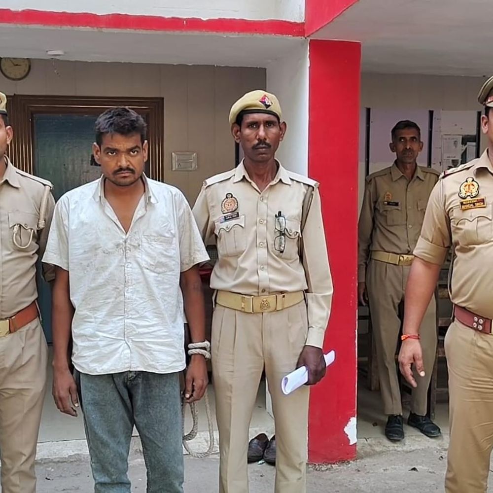 इटावा रिकॉर्ड रूम में आग लगाने वाला आरोपी गिरफ्तार:सरकारी रिकॉर्ड, कंप्यूटर और फर्नीचर जलकर हो गए थे राख, 4 महीने से फरार था