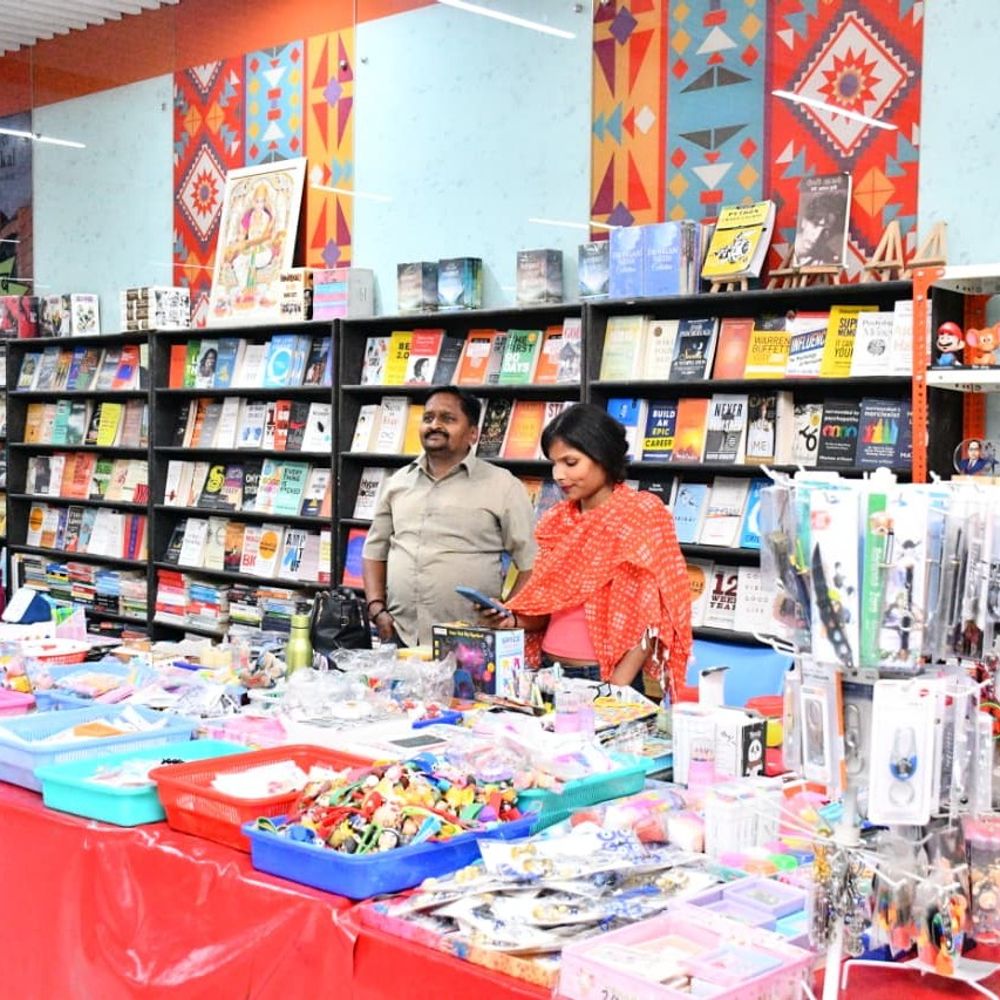 मेट्रो में सफर के साथ अब पढ़िए भी:कानपुर सेंट्रल और मोतीझील स्टेशन पर सजे पुस्तक मेले; स्मार्ट कार्ड पर मिलेगा डिस्काउंट