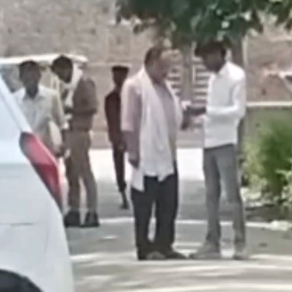 हरदोई में लेखपाल पर रिश्वत मांगने का आरोप, VIDEO:सुरसा थाने परिसर में घटना, लेखपाल ने आरोपों को रंजिश बताया