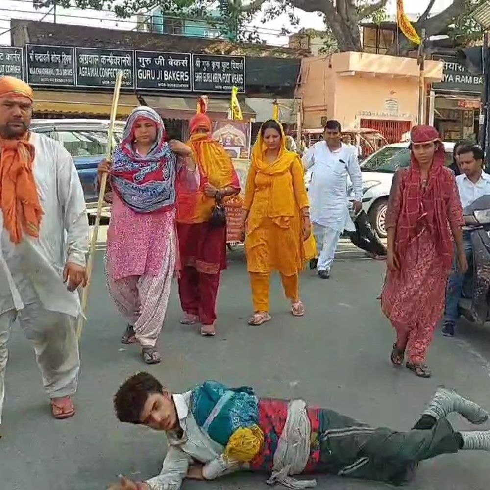 बुलंदशहर से वृंदावन तक दंडवत यात्रा मथुरा पहुंची:गौ माता को राष्ट्रमाता बनाने की मांग को लेकर यात्रा