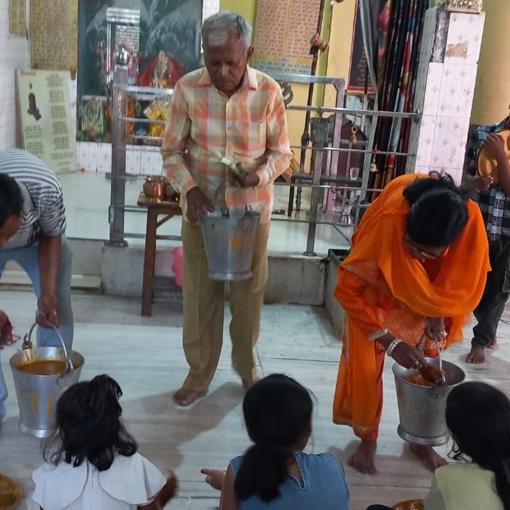 प्राचीन शिव मंदिर में विशाल भंडारे का आयोजन:बिजनौर में सैकड़ों श्रद्धालुओं ने प्रसाद ग्रहण कर भक्ति का अनुभव किया