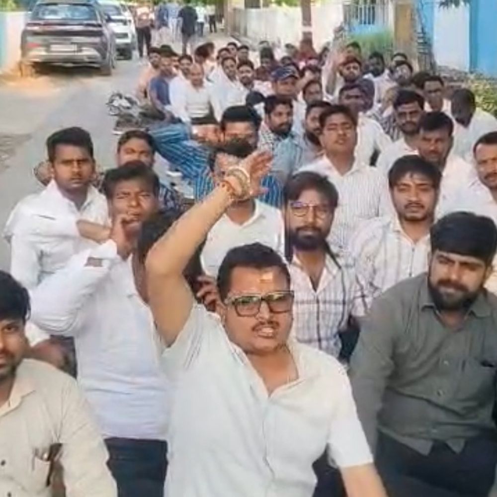 जूनियर इंजीनियर पर हमले के विरोध में प्रदर्शन:सिंचाई विभाग के इंजीनियरों ने अनिश्चितकालीन आंदोलन शुरू किया