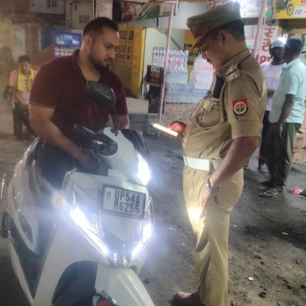 मऊ में यातायात उल्लंघन पर पुलिस का एक्शन:367 वाहनों का चालान, एक सीज; एसपी ने की नियम का पालन करने की अपील